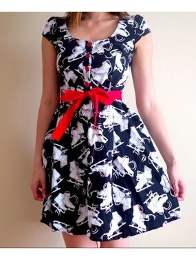 Retrolicious ice skate novelty dress size m